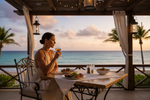  mujer cenando en un restaurante enfrente de la playa, mujer atlética y Restaurante vino